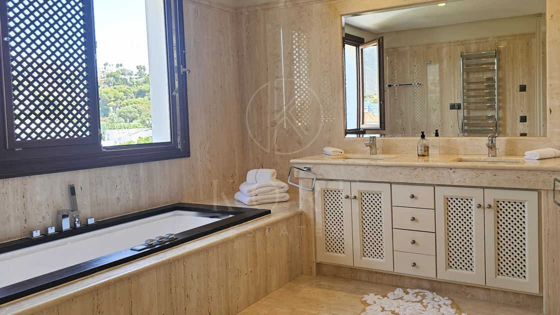 Estepona – Luxury Duplex Penthouse with Private Rooftop Solarium and open sea views