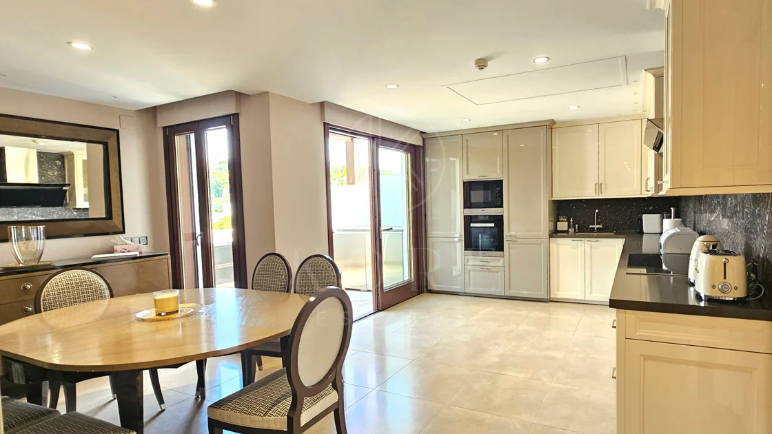 Estepona – Luxury Duplex Penthouse with Private Rooftop Solarium and open sea views