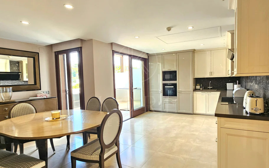 Estepona – Penthouse duplex de lux cu solariu privat pe acoperiș și vedere deschisă către mare