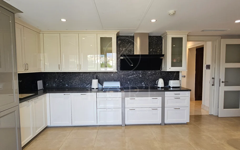 Estepona – Penthouse duplex de lux cu solariu privat pe acoperiș și vedere deschisă către mare