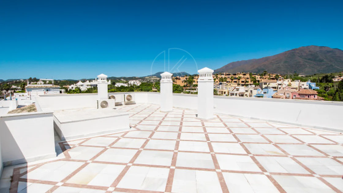 Estepona – Luxury Duplex Penthouse with Private Rooftop Solarium and open sea views