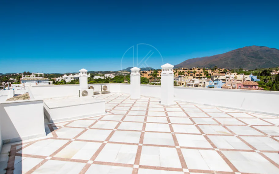 Estepona – Penthouse duplex de lux cu solariu privat pe acoperiș și vedere deschisă către mare