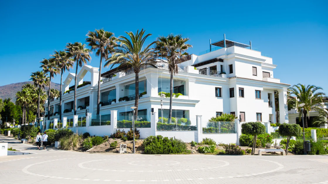Estepona – Luxury Duplex Penthouse with Private Rooftop Solarium and open sea views
