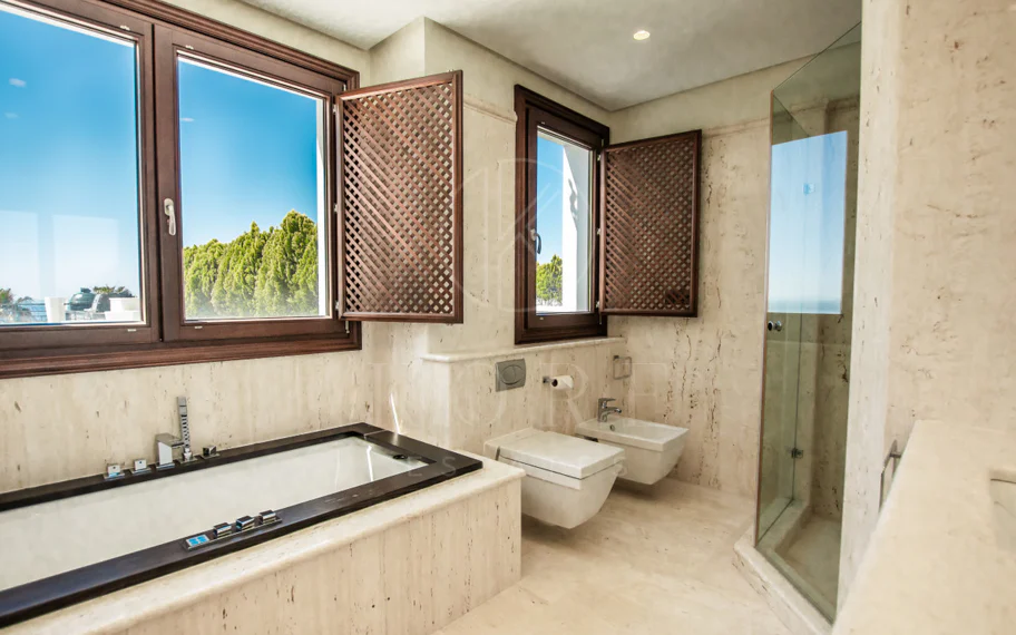 Estepona – Penthouse duplex de lux cu solariu privat pe acoperiș și vedere deschisă către mare