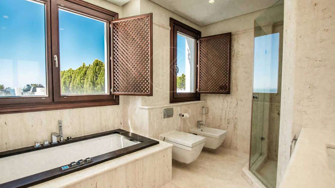 Estepona – Luxury Duplex Penthouse with Private Rooftop Solarium and open sea views