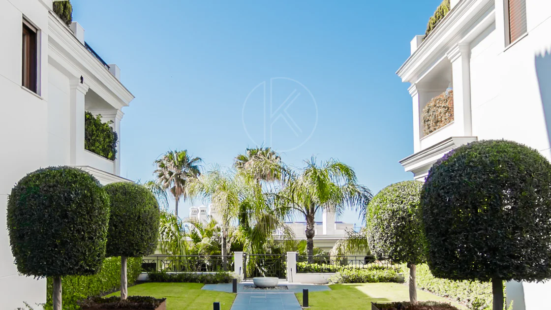 Estepona – Luxury Duplex Penthouse with Private Rooftop Solarium and open sea views
