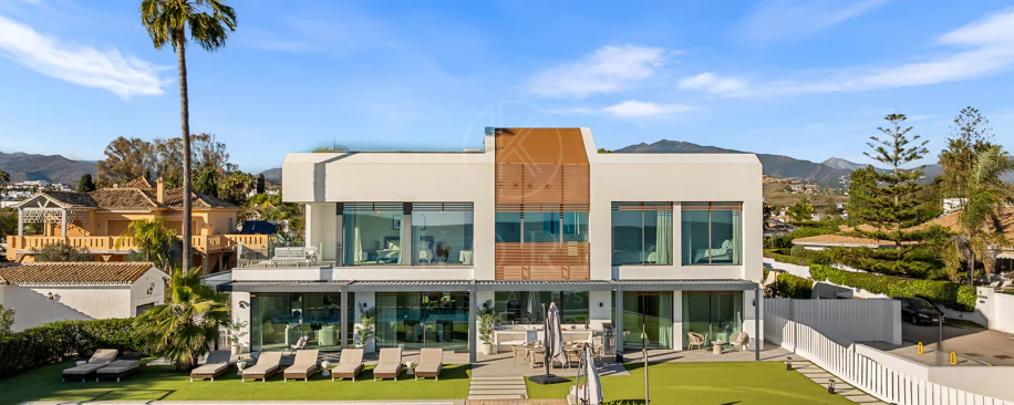 Contemporary Beachfront Masterpiece with Panoramic Sea Views – New Golden Mile