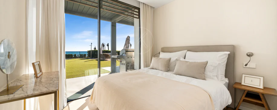 Contemporary Beachfront Masterpiece with Panoramic Sea Views – New Golden Mile