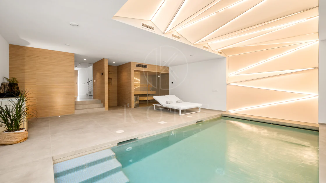 Contemporary Beachfront Masterpiece with Panoramic Sea Views – New Golden Mile