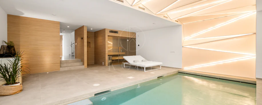 Contemporary Beachfront Masterpiece with Panoramic Sea Views – New Golden Mile