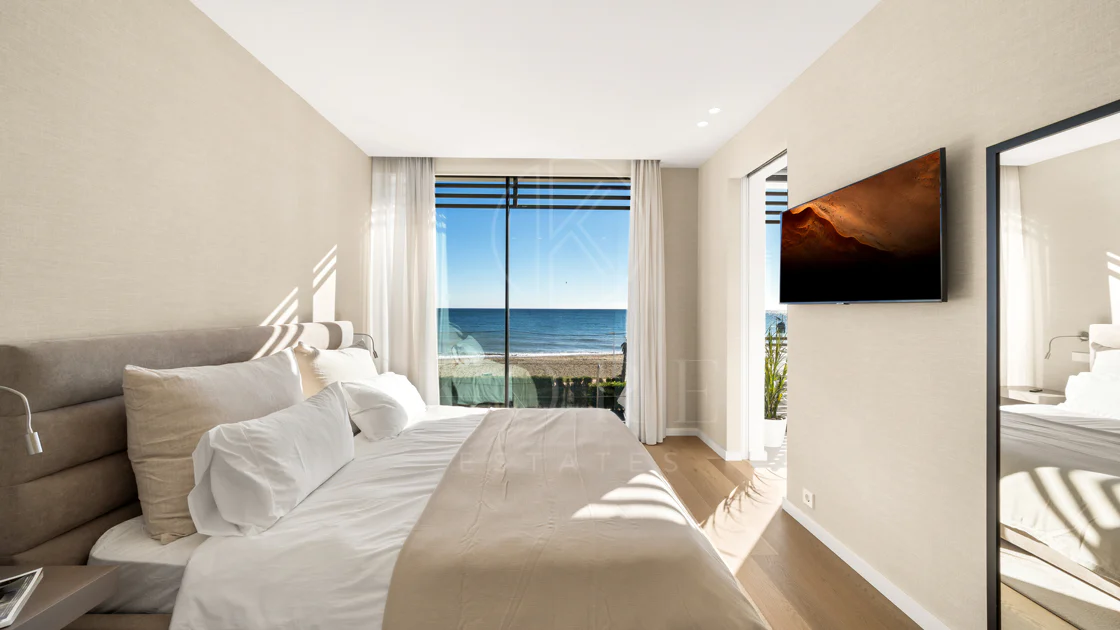 Contemporary Beachfront Masterpiece with Panoramic Sea Views – New Golden Mile