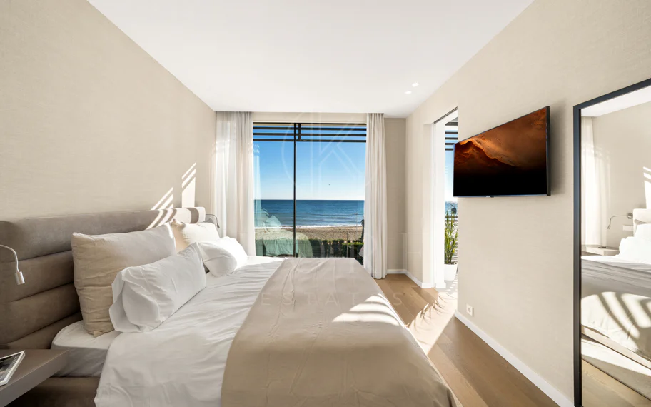 Obra Maestra Contemporánea en Primera Línea de Playa con Vistas Panorámicas al Mar – New Golden Mile