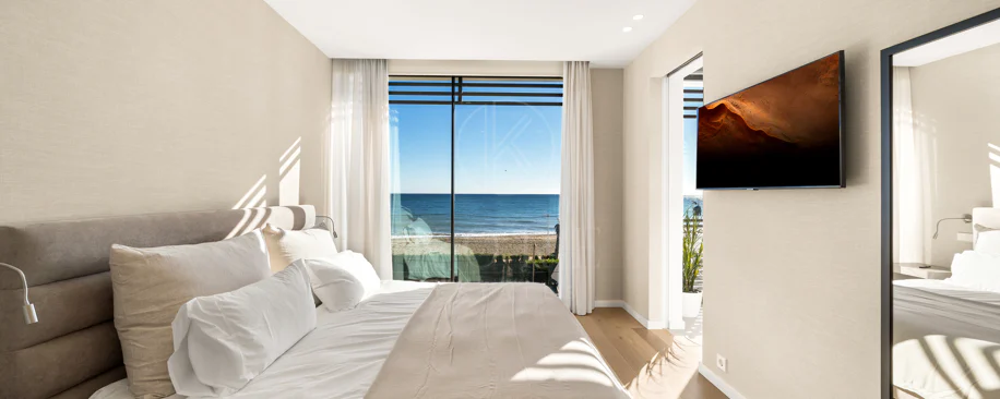 Contemporary Beachfront Masterpiece with Panoramic Sea Views – New Golden Mile