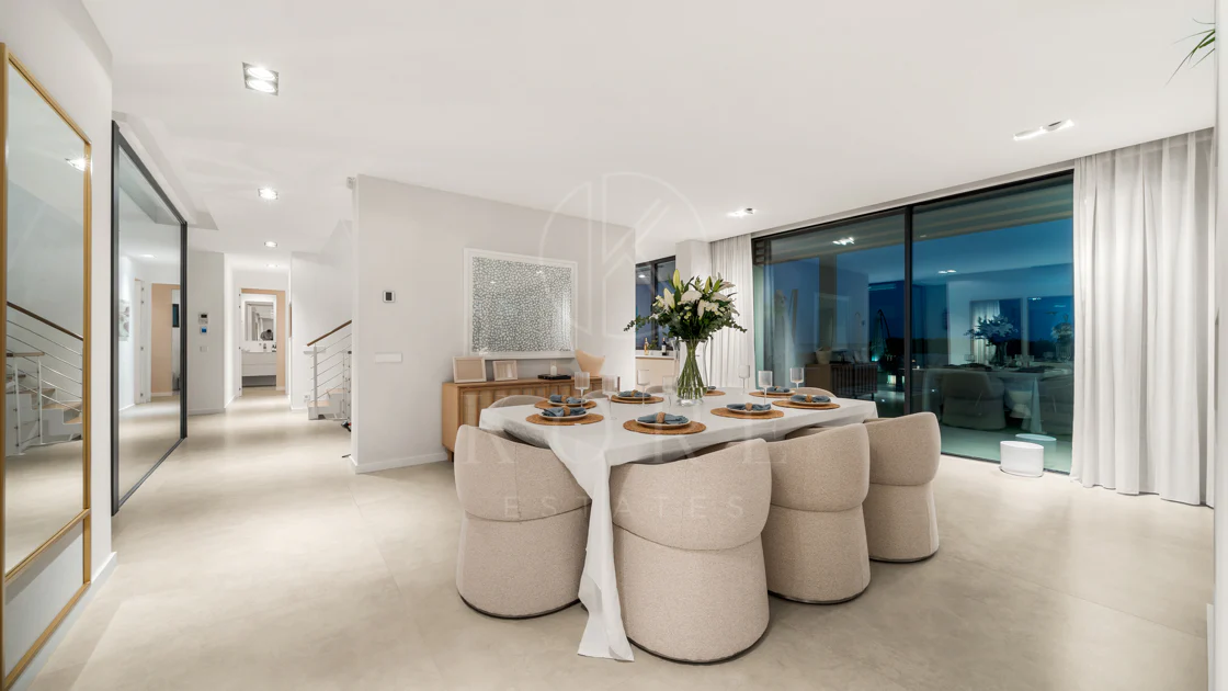 Contemporary Beachfront Masterpiece with Panoramic Sea Views – New Golden Mile