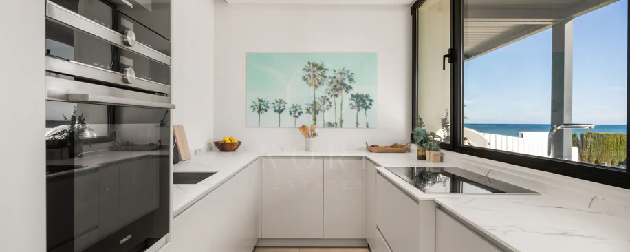 Contemporary Beachfront Masterpiece with Panoramic Sea Views – New Golden Mile