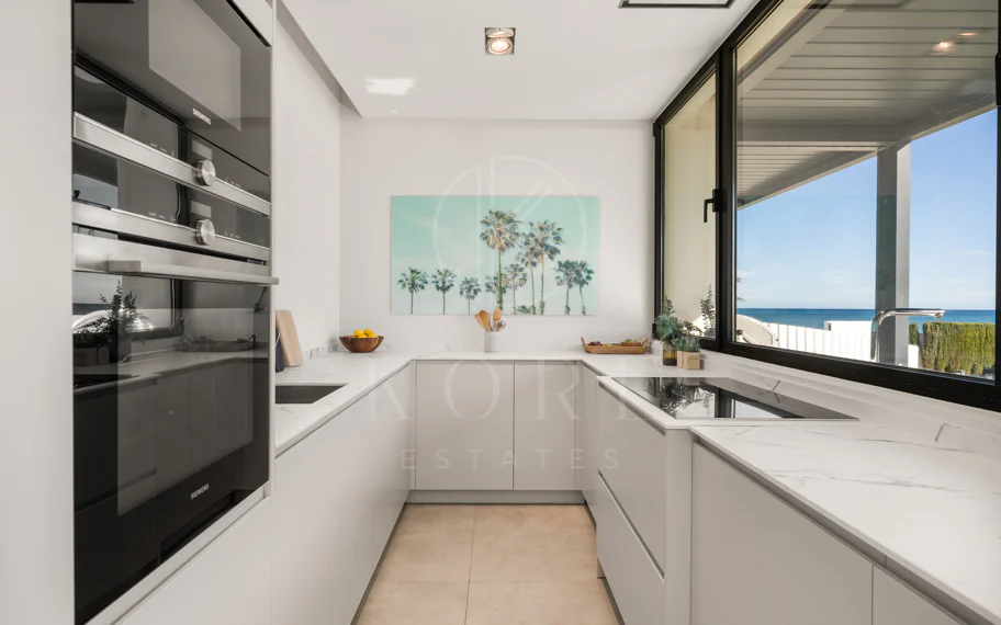 Obra Maestra Contemporánea en Primera Línea de Playa con Vistas Panorámicas al Mar – New Golden Mile