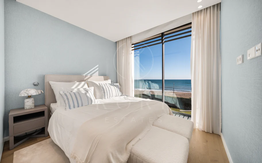 Obra Maestra Contemporánea en Primera Línea de Playa con Vistas Panorámicas al Mar – New Golden Mile