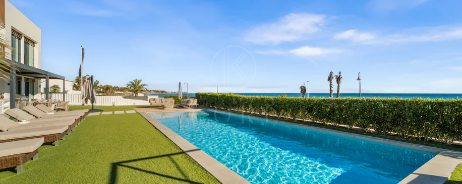 Contemporary Beachfront Masterpiece with Panoramic Sea Views – New Golden Mile