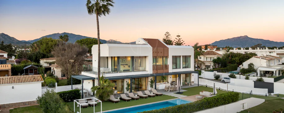 Contemporary Beachfront Masterpiece with Panoramic Sea Views – New Golden Mile