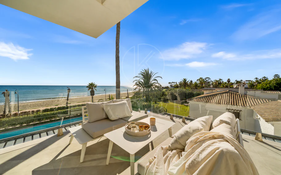 Obra Maestra Contemporánea en Primera Línea de Playa con Vistas Panorámicas al Mar – New Golden Mile