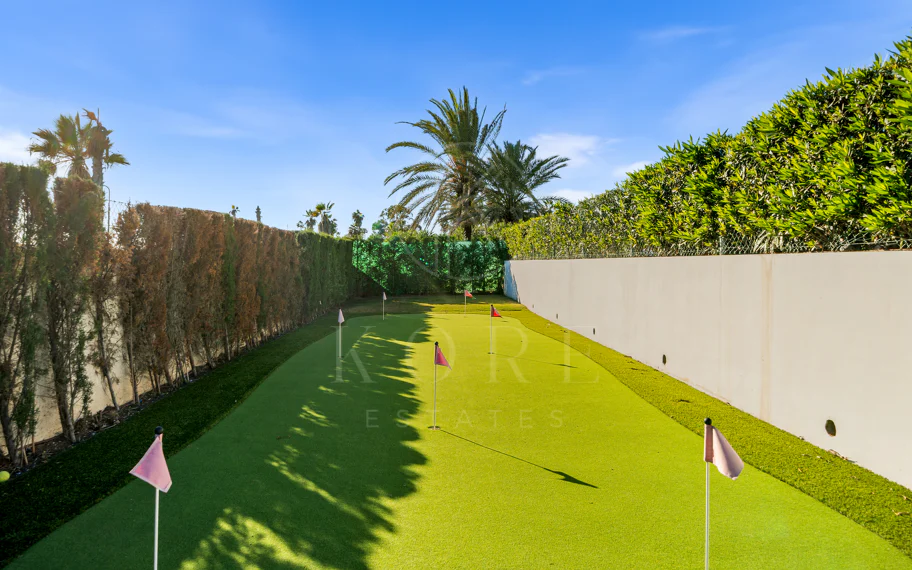 Obra Maestra Contemporánea en Primera Línea de Playa con Vistas Panorámicas al Mar – New Golden Mile