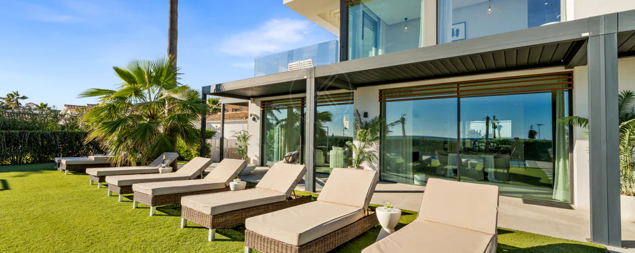 Contemporary Beachfront Masterpiece with Panoramic Sea Views – New Golden Mile