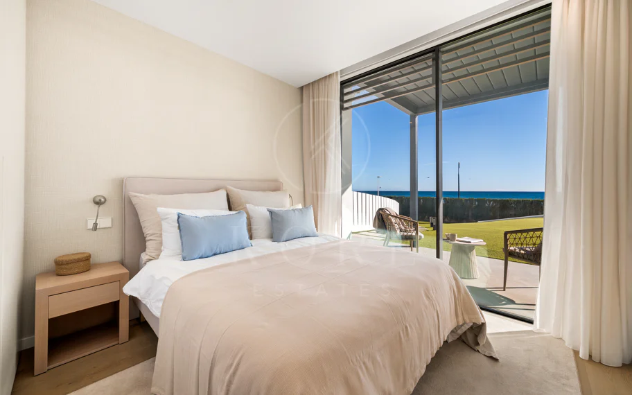 Obra Maestra Contemporánea en Primera Línea de Playa con Vistas Panorámicas al Mar – New Golden Mile