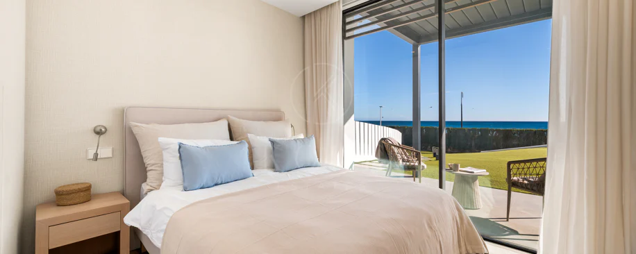 Contemporary Beachfront Masterpiece with Panoramic Sea Views – New Golden Mile
