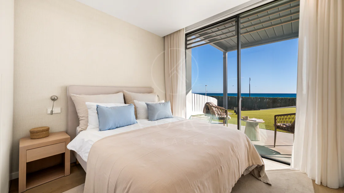 Contemporary Beachfront Masterpiece with Panoramic Sea Views – New Golden Mile
