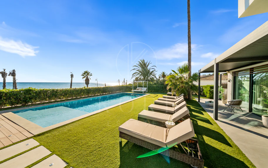 Obra Maestra Contemporánea en Primera Línea de Playa con Vistas Panorámicas al Mar – New Golden Mile