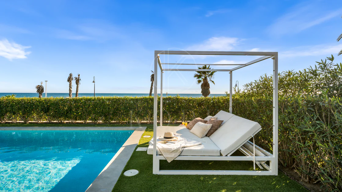 Contemporary Beachfront Masterpiece with Panoramic Sea Views – New Golden Mile