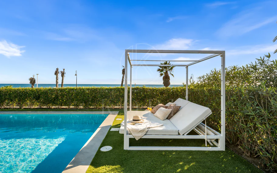 Obra Maestra Contemporánea en Primera Línea de Playa con Vistas Panorámicas al Mar – New Golden Mile