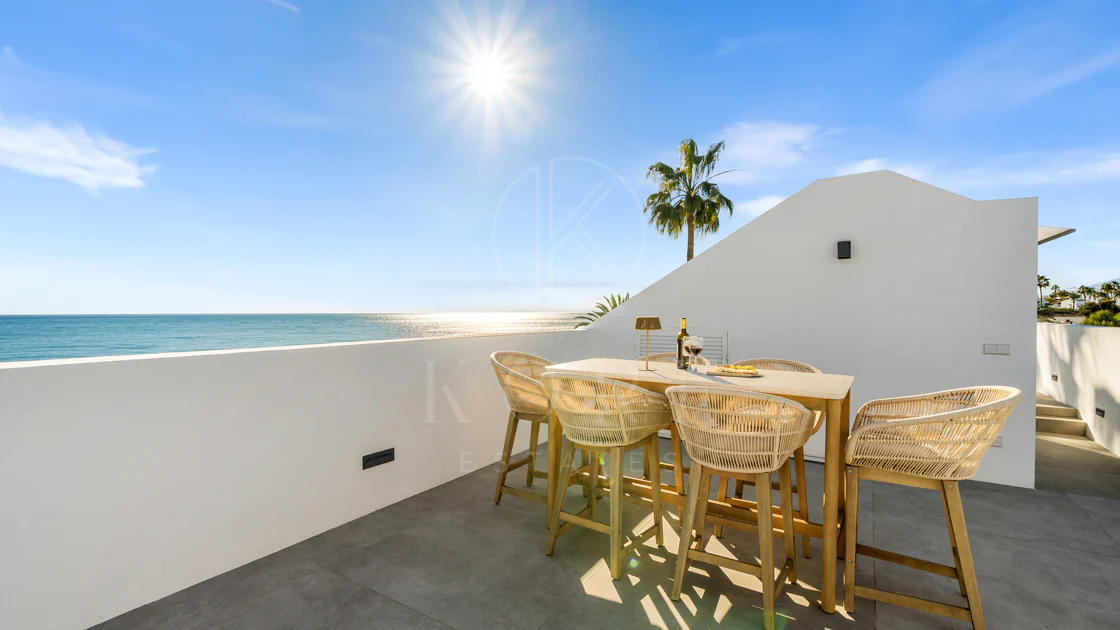 Contemporary Beachfront Masterpiece with Panoramic Sea Views – New Golden Mile