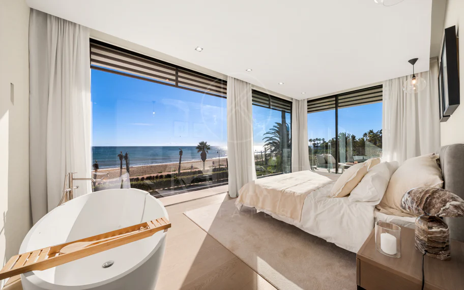 Obra Maestra Contemporánea en Primera Línea de Playa con Vistas Panorámicas al Mar – New Golden Mile