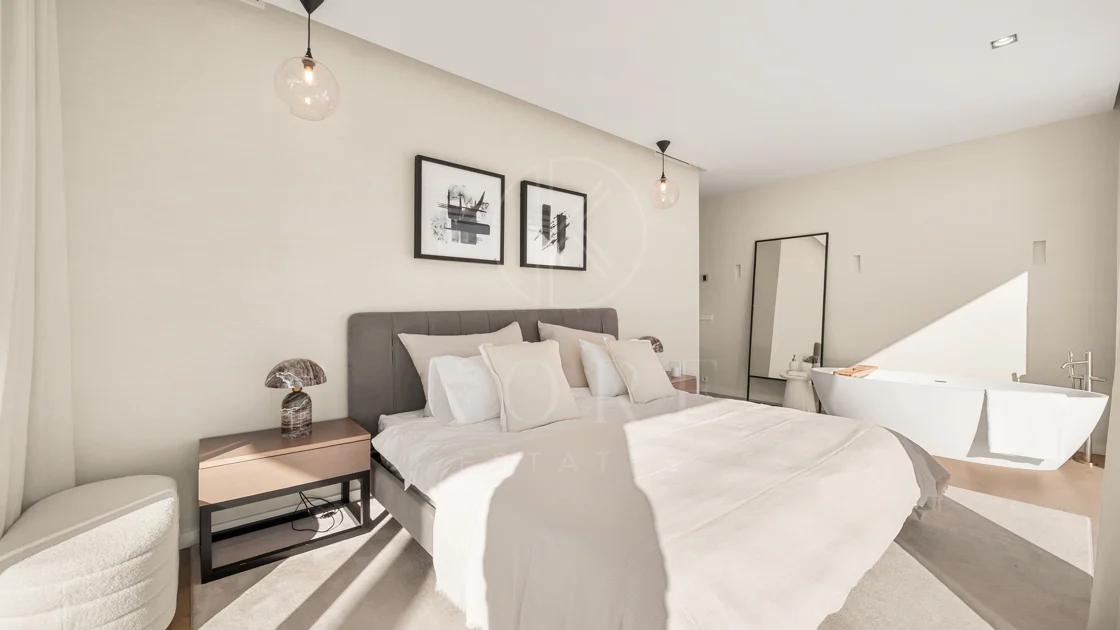 Contemporary Beachfront Masterpiece with Panoramic Sea Views – New Golden Mile