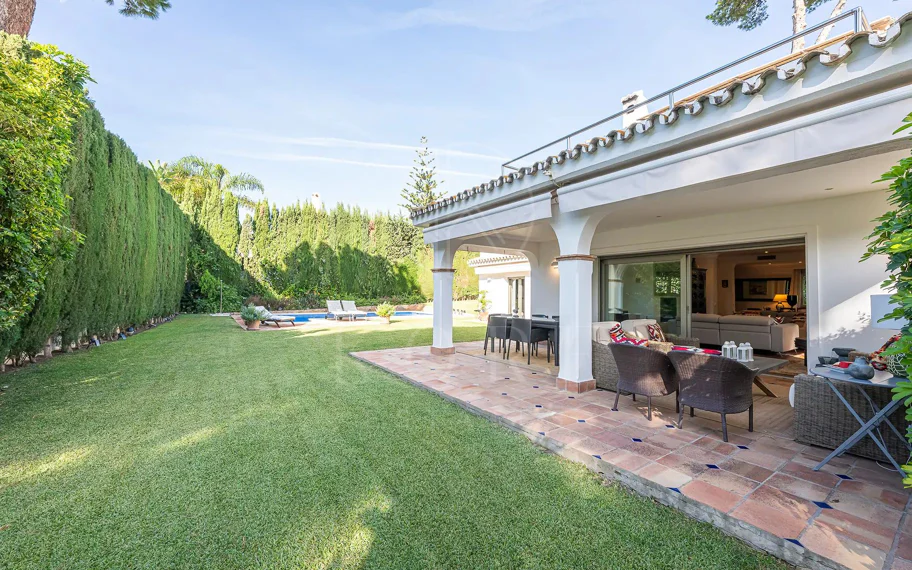 Villa en venta en Los Monteros Playa, Marbella Este