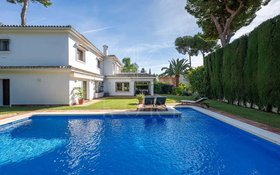 Villa en venta en Los Monteros Playa, Marbella Este