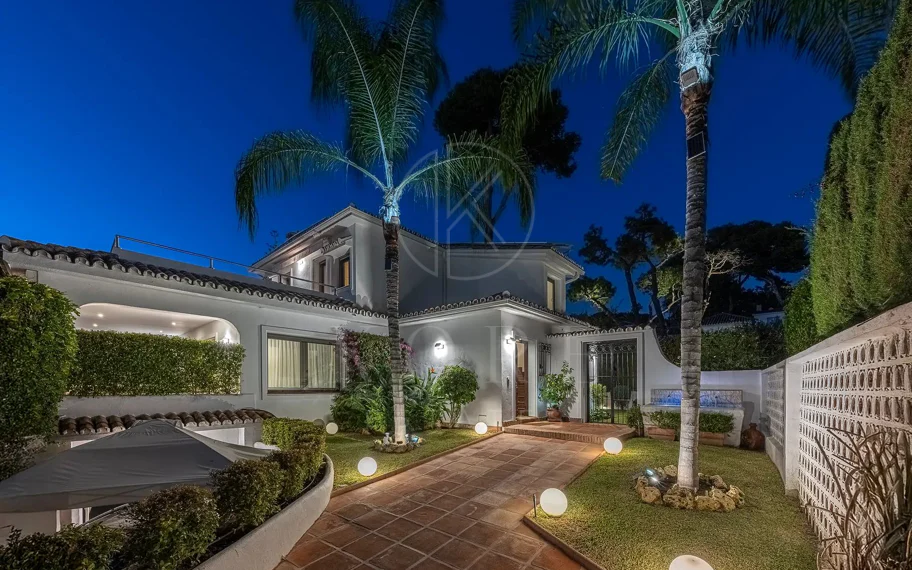 Villa en venta en Los Monteros Playa, Marbella Este