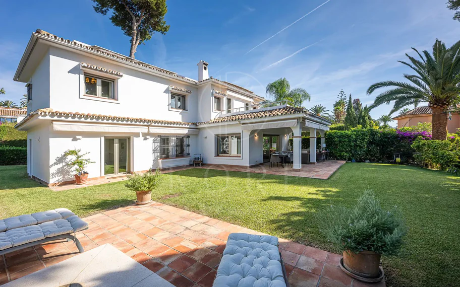 Villa en venta en Los Monteros Playa, Marbella Este