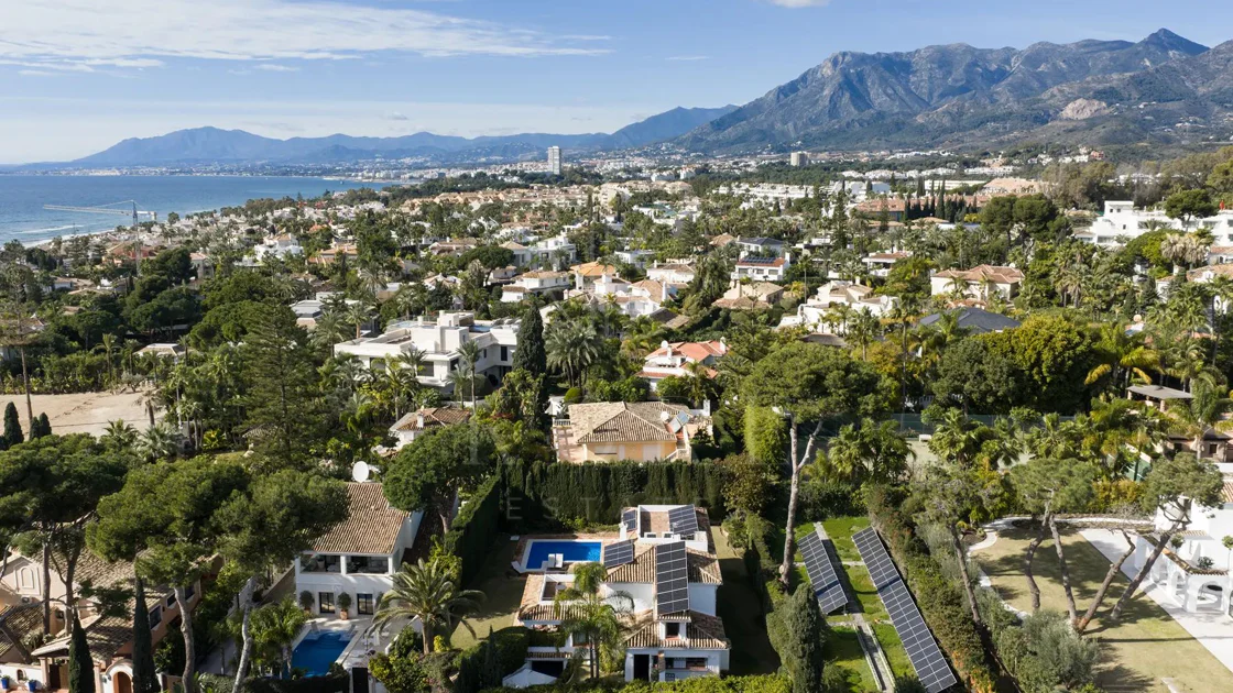 Villa for sale in Los Monteros Playa, Marbella East