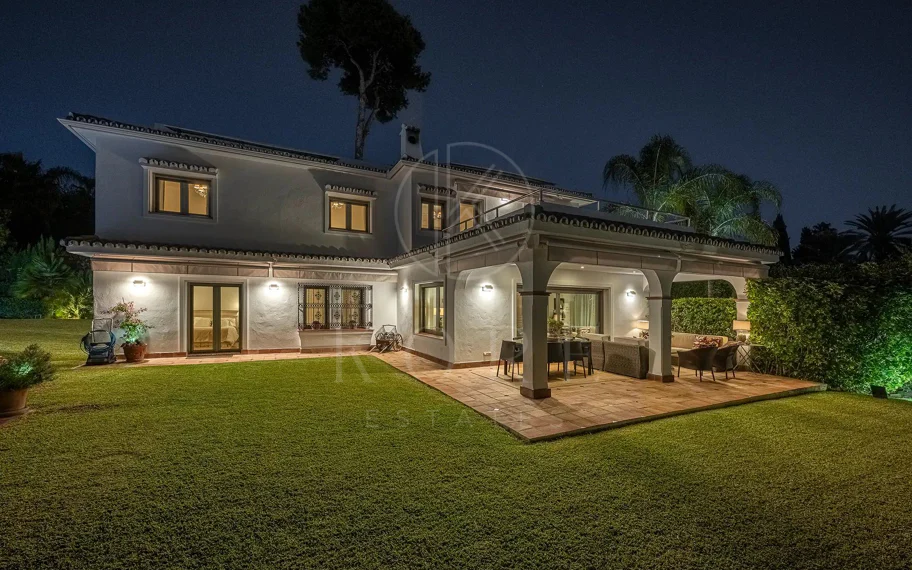 Villa en venta en Los Monteros Playa, Marbella Este