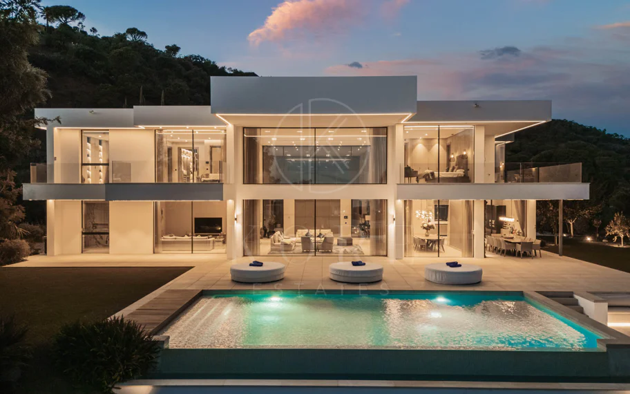 Elegante Villa Contemporánea con Vistas Panorámicas al Mar en El Madroñal