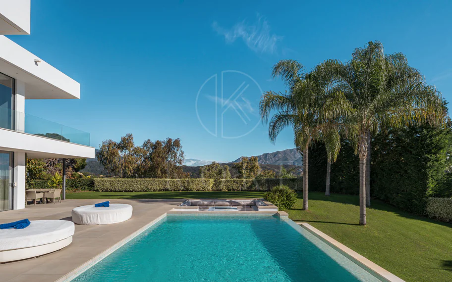 Elegante Villa Contemporánea con Vistas Panorámicas al Mar en El Madroñal