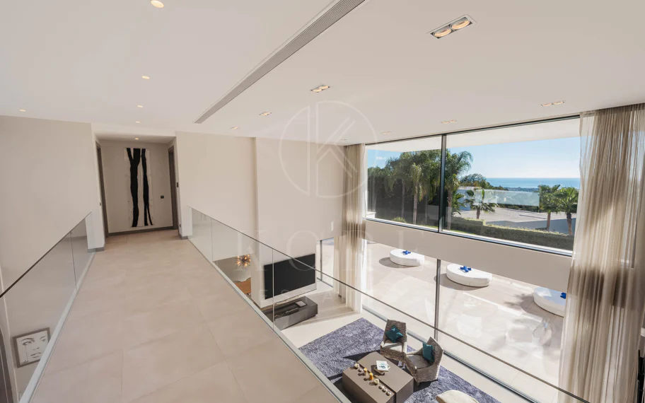 Elegante Villa Contemporánea con Vistas Panorámicas al Mar en El Madroñal