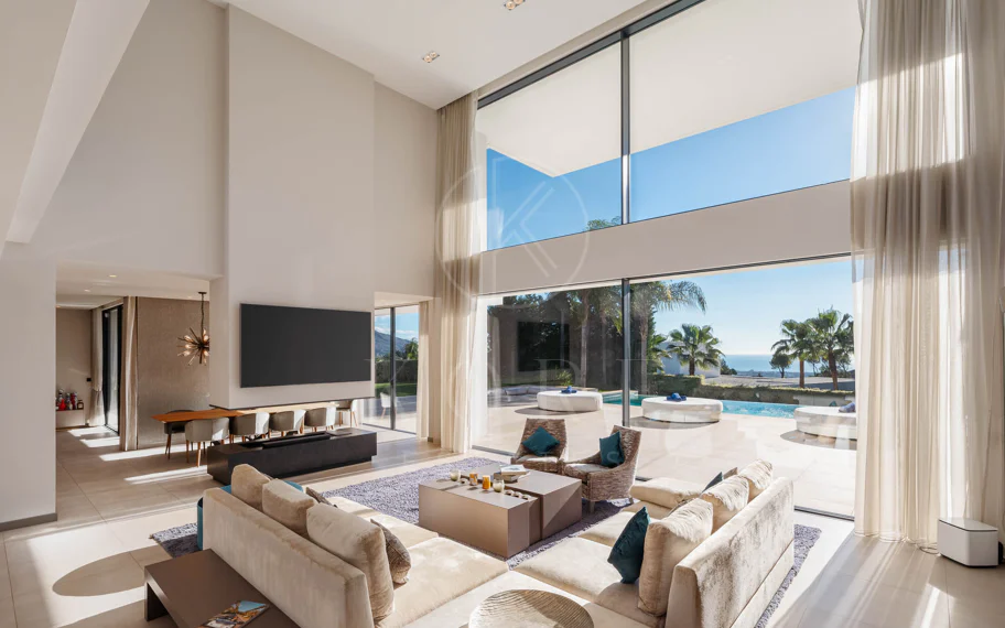 Elegante Villa Contemporánea con Vistas Panorámicas al Mar en El Madroñal
