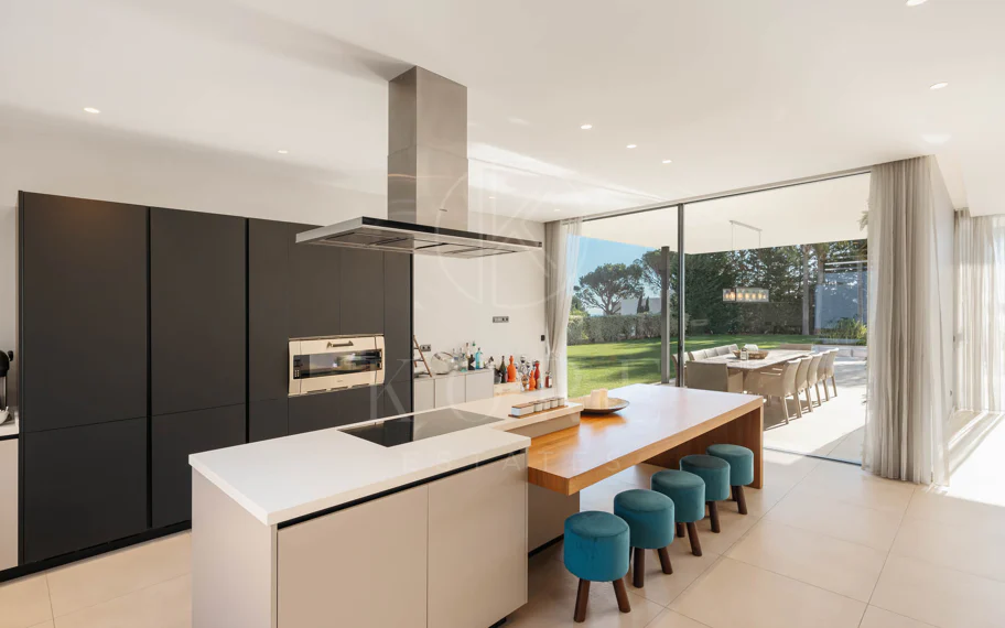Elegante Villa Contemporánea con Vistas Panorámicas al Mar en El Madroñal