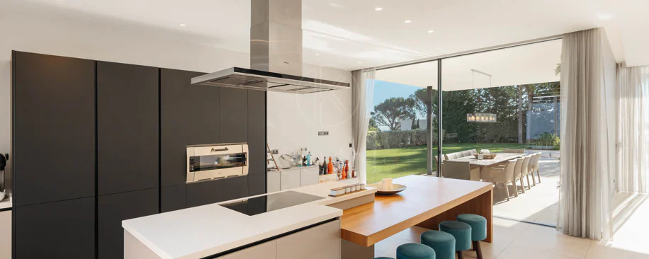 Elegant Contemporary Villa with Panoramic Sea Views in El Madroñal