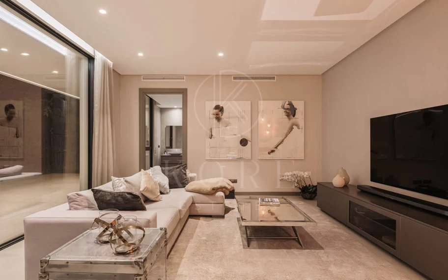 Elegante Villa Contemporánea con Vistas Panorámicas al Mar en El Madroñal