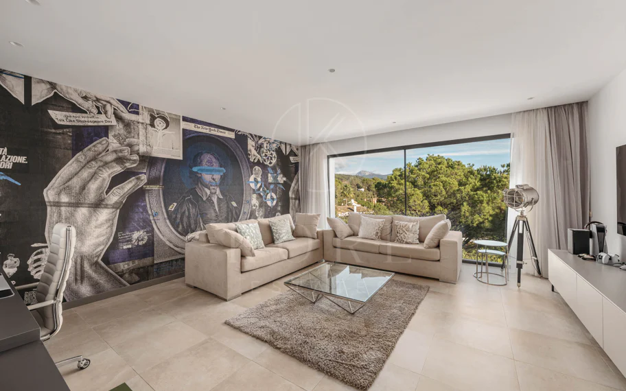 Elegante Villa Contemporánea con Vistas Panorámicas al Mar en El Madroñal