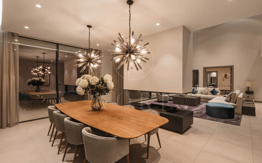 Elegante Villa Contemporánea con Vistas Panorámicas al Mar en El Madroñal